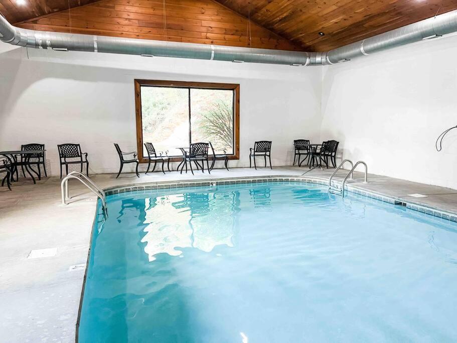 Indoor Heated Pool Hot Tub Cabin Сивиървил Екстериор снимка